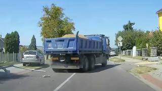 Вижте как се движи камион, след като шофьорът бе ухапан лошо от насекомо ВИДЕО
