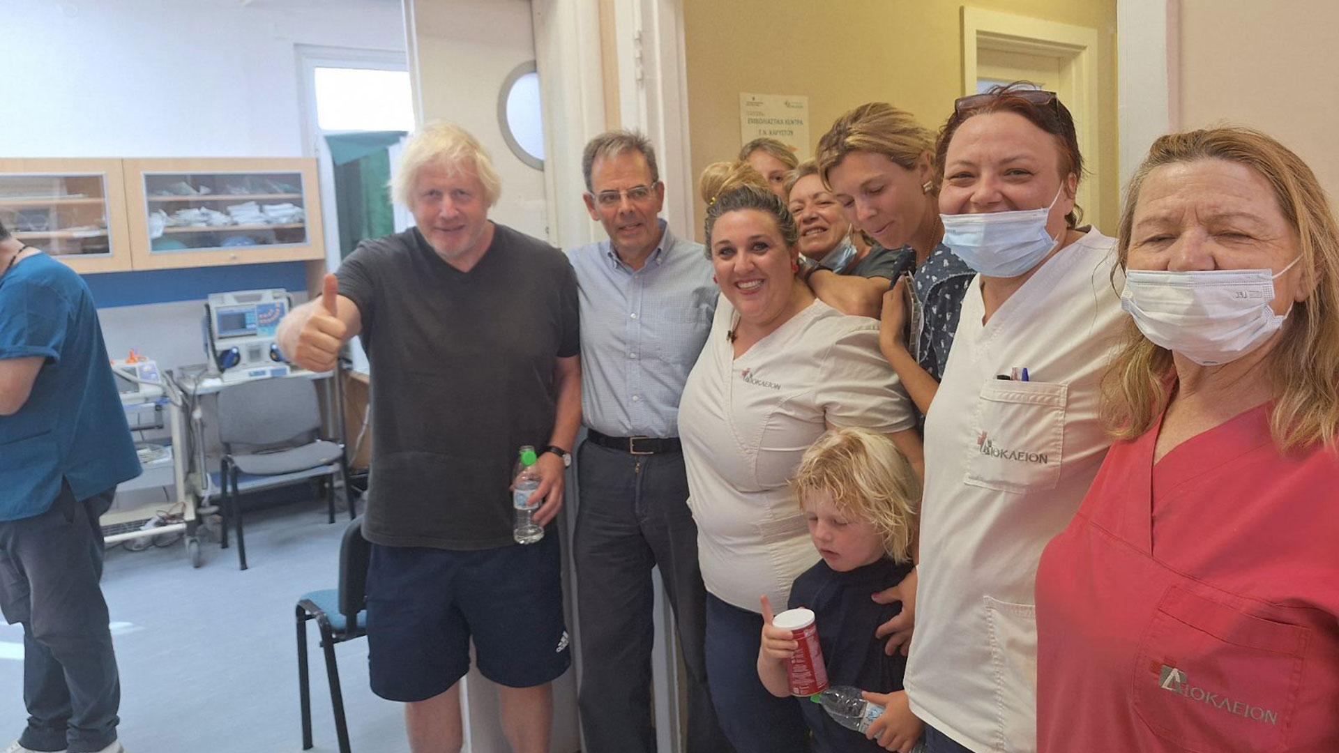 Борис Джонсън заведе семейството си на почивка в Гърция, но накрая всичко свърши с тези СНИМКИ от болница