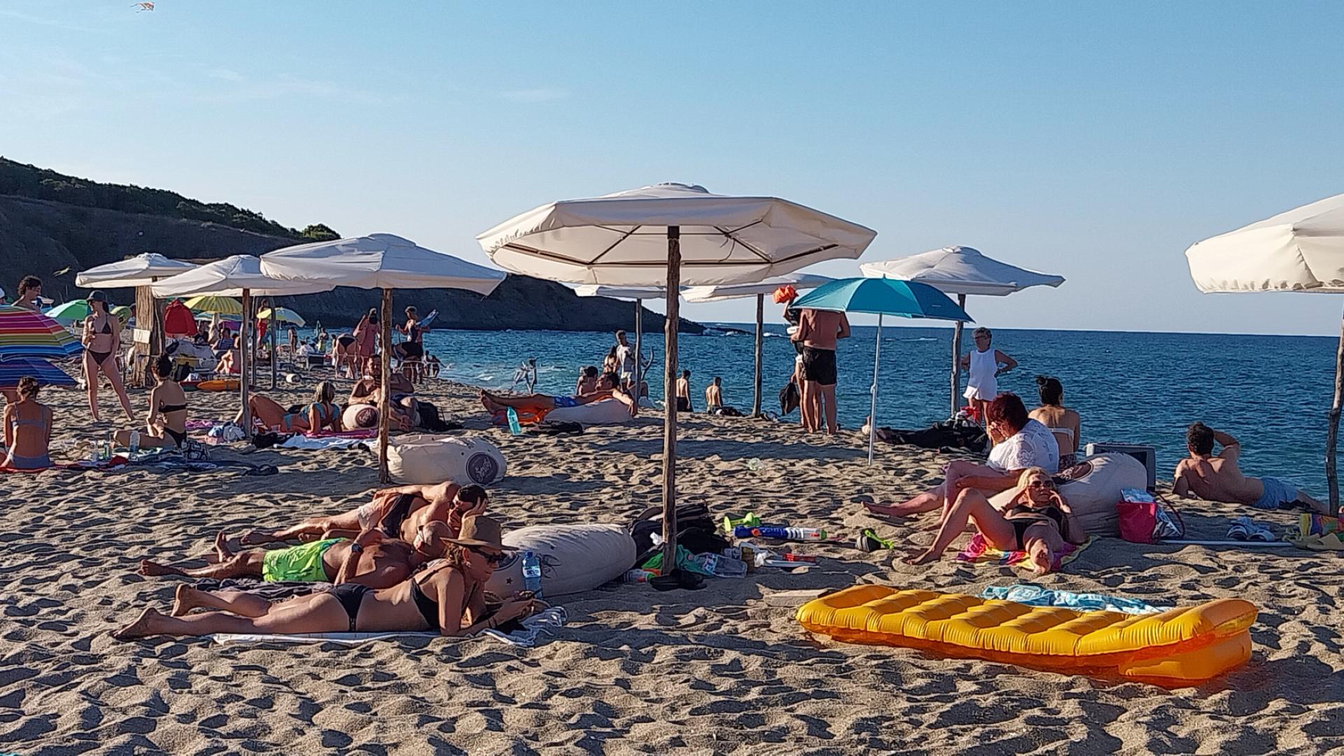 Страшни цени за сянка на любим на българите плаж! Комплект чадър и 2 шезлонга удари…