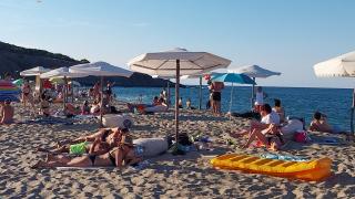 Страшни цени за сянка на любим на българите плаж! Комплект чадър и 2 шезлонга удари…