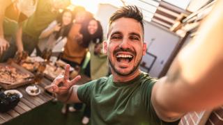 Брокери и банки си скубят косите заради тези млади българи