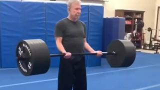 Вижте как 84-г. Чък Норис вдига тежести и показва удивителна форма ВИДЕО