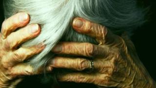 Трима нашенци потресоха Австрия с жестокост! Завързаха старица с кабели и...