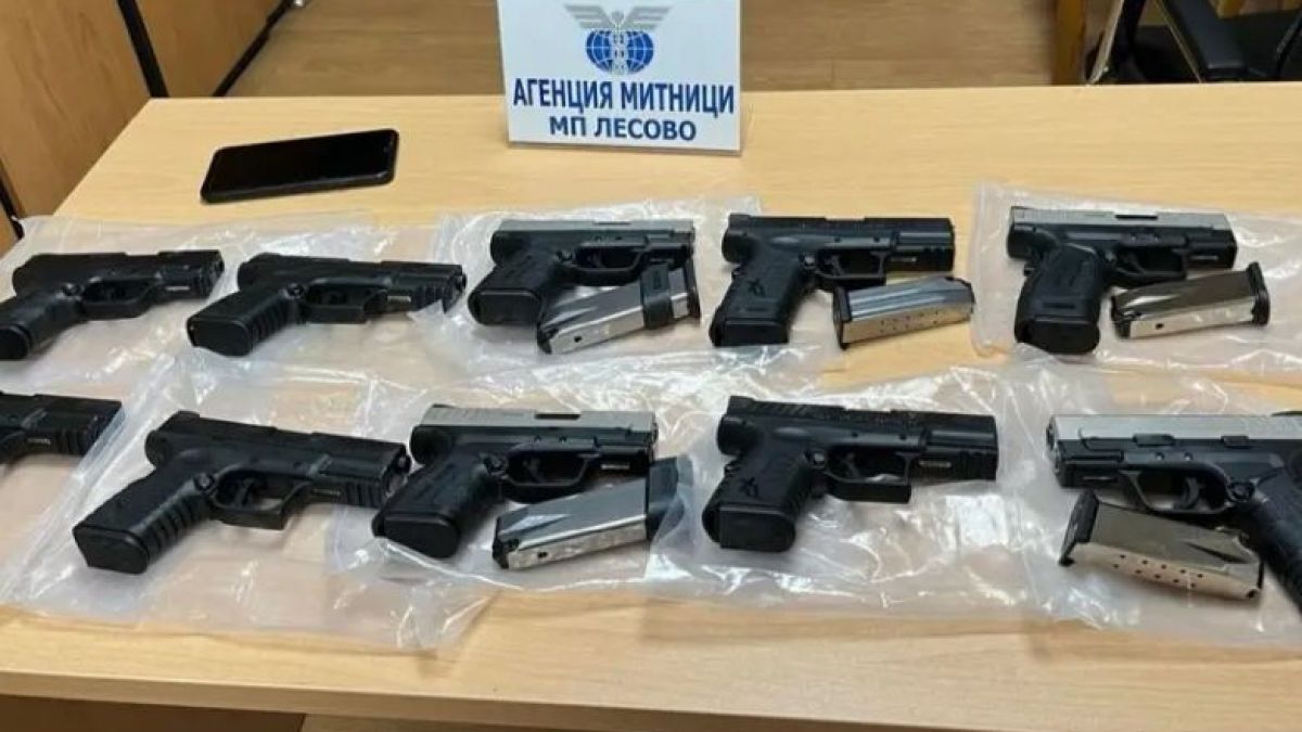 Митничари спряха шофьор на камион в Лесово, преровиха му багажа и онемяха СНИМКИ