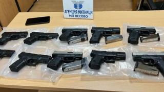 Митничари спряха шофьор на камион в Лесово, преровиха му багажа и онемяха СНИМКИ