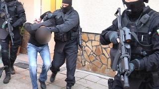Маскирани ченгета нахлуха посред бял ден в дома на млад бургазлия и...