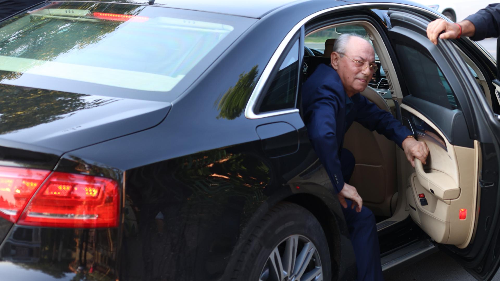 Милионерът Аталай прибра дерибея Ахмед Доган в палата си в Бояна!