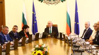 Служебния кабинет със съдбовен ход въпреки скандалите 