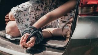 Нови разкрития за отвличането на 18-г. служителка в бензиностанция на АМ "Струма" и похитителя ѝ