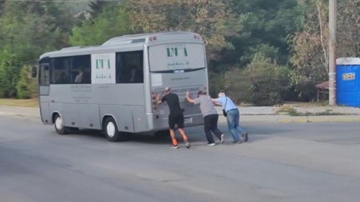 Куриозна СНИМКА подпали мрежата: Народ, който бута влакове и автобуси, не може да бъде унищожен!