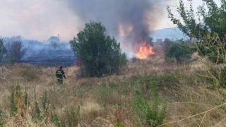 Пожарът край Тополовград разори фермер, две села са пред евакуация