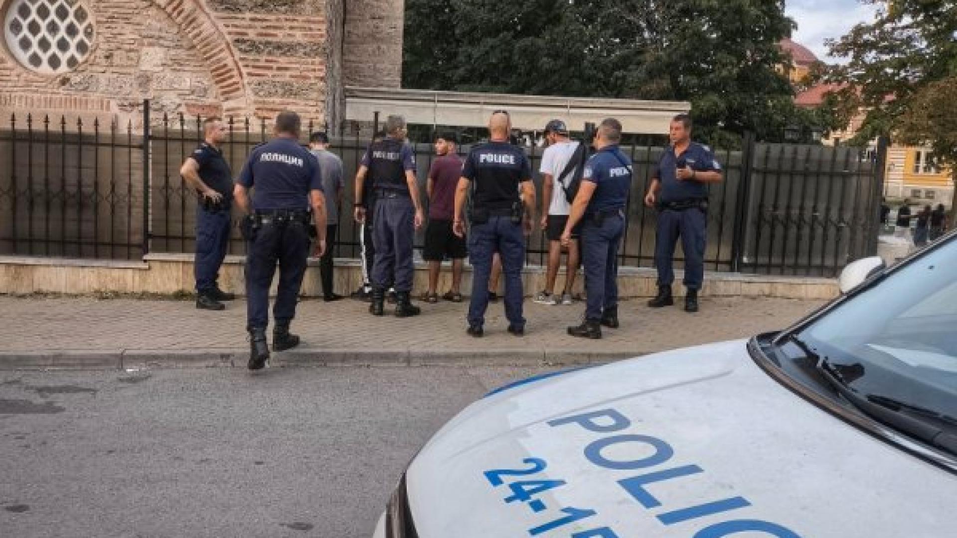 Свиреп екшън с въоръжени с ножове мигранти на пъпа на София, почерня от полиция СНИМКИ 