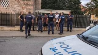 Свиреп екшън с въоръжени с ножове мигранти на пъпа на София, почерня от полиция СНИМКИ 