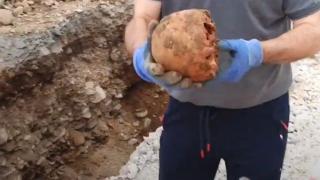 Зловещо: Багери изровиха човешки черепи и кости в Родопите, а после... ВИДЕО 