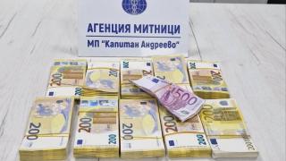 Митничари на Капитан Андреево гледат и не вярват на очите си, спипаха толкова много пари ВИДЕО