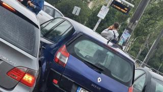 Екшън в София: Непълнолетен зад волана се заби в автомобил и избяга СНИМКИ