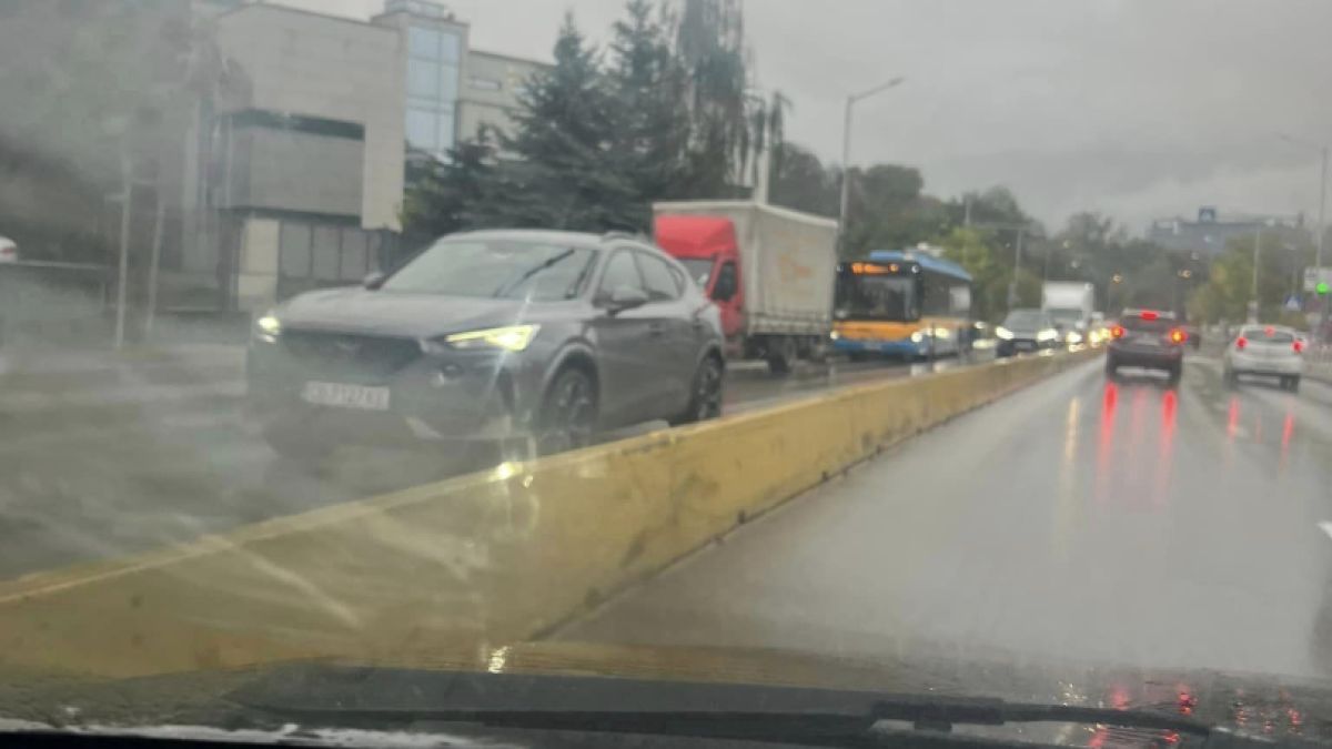 Няма край! В София е като на война - този път се помляха... СНИМКИ