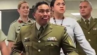 Полицаи приветстваха по удивителен начин новия си шеф ВИДЕО