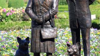 Извращение или шедьовър? Мрежата гърми заради статуя на Елизабет II СНИМКА
