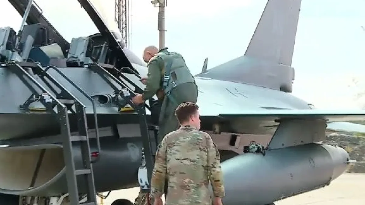 Фигури от висшия пилотаж: Радев слезе от F-16 и веднага заговори за Северна Македония ВИДЕО