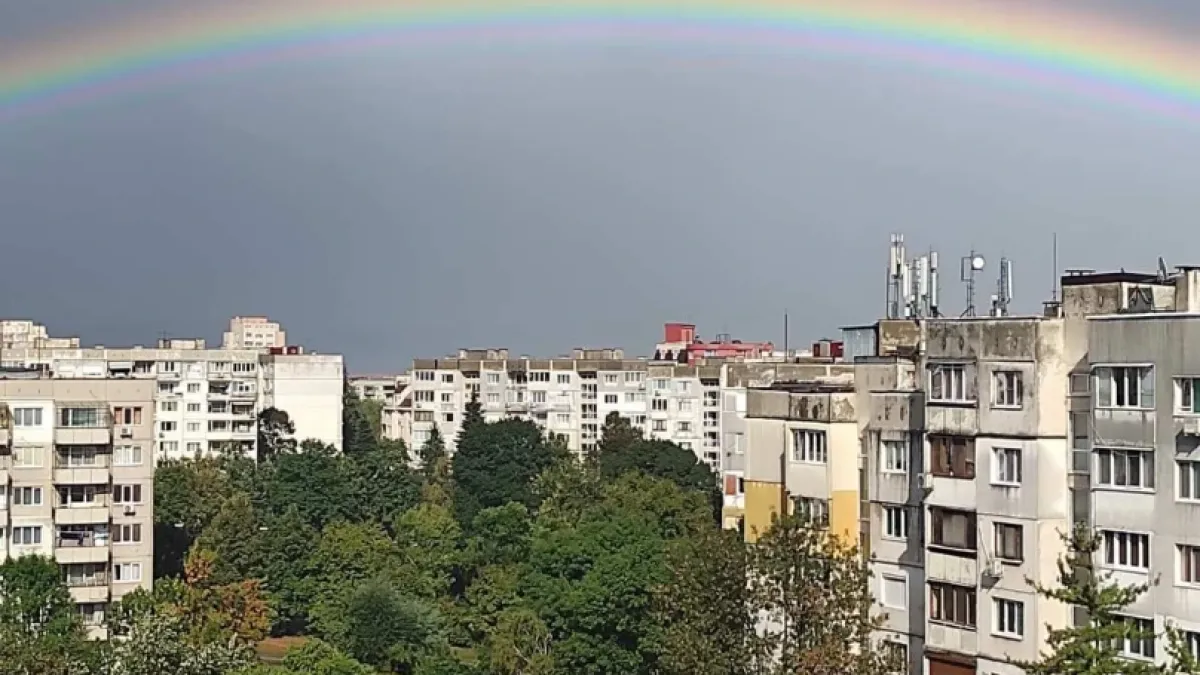  Нещо уникално се появи в небето над София, всички гледат в захлас СНИМКИ