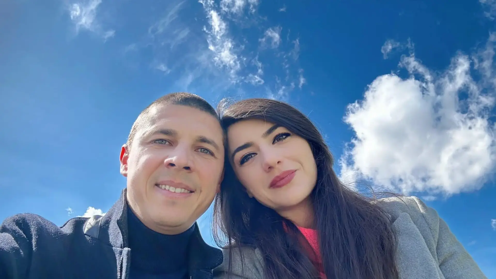 Млад шофьор в бяла спортна кола изнерви Миро на Лена на пътя