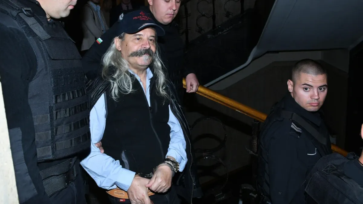 Свиреп бос на "Килърите" се появи окован и неузнаваем в съда СНИМКИ 