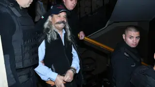 Свиреп бос на "Килърите" се появи окован и неузнаваем в съда СНИМКИ 