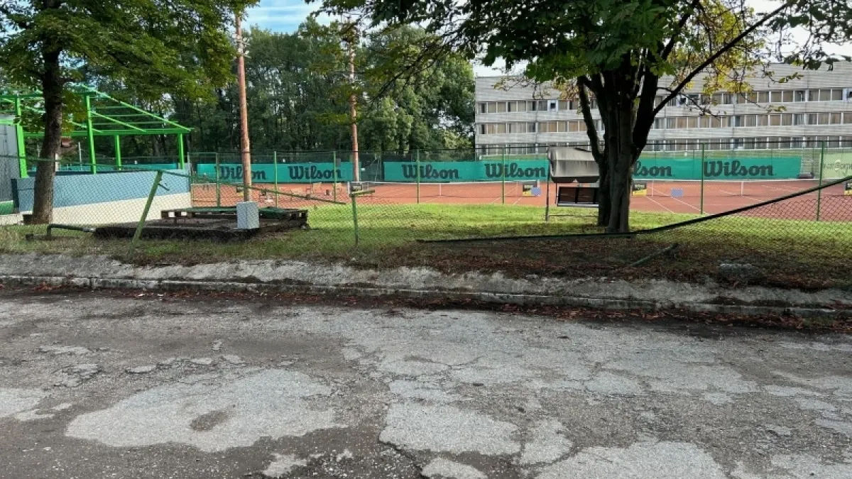 Врачански дрифтър сътвори страшно мазало на тенис кортовете СНИМКИ