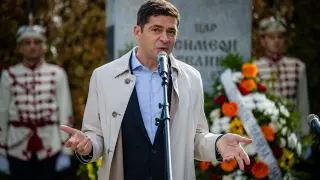 Синът на Алекс Богданска и Дани Петканов стана ученик