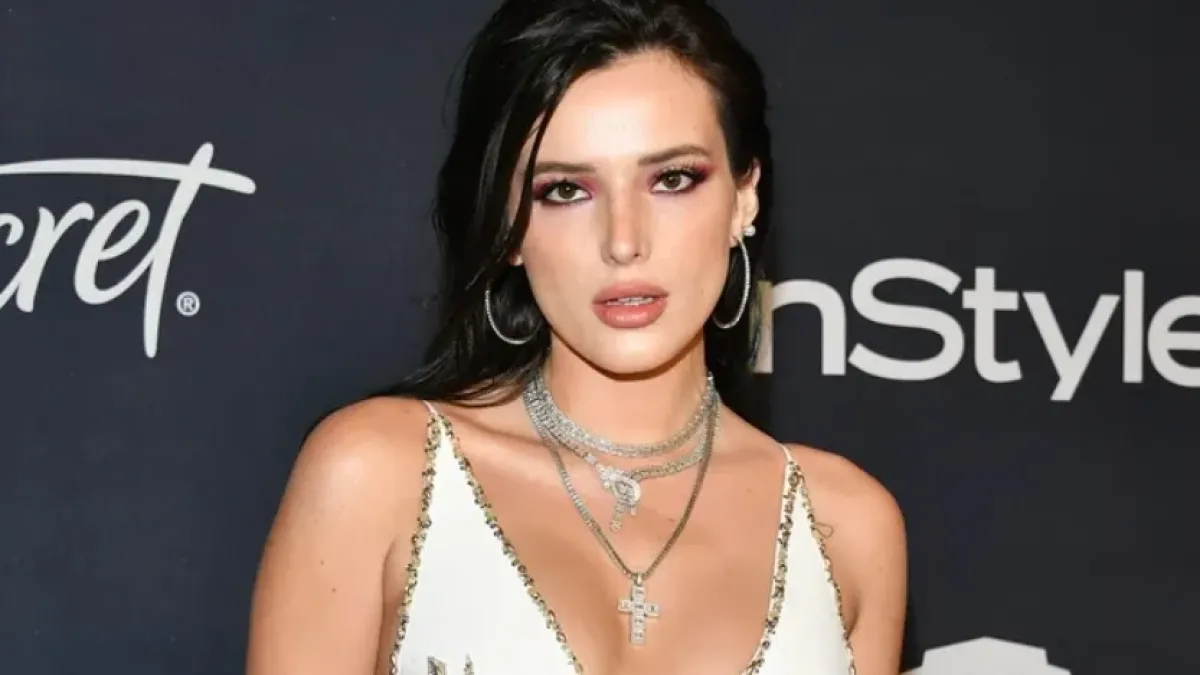 Бела Торн показа гореща фигура по бански на плажа СНИМКА 18+