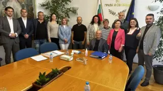 Ахмед Доган излезе от нелегалност! Появи се в централата на ДПС в София СНИМКИ