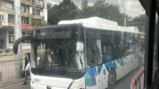 Зрелищна катастрофа с боклукчийски камион пред Западен парк в София СНИМКИ