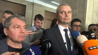Костадинов побесня, внася сигнал до ДАНС, а за кабинета...