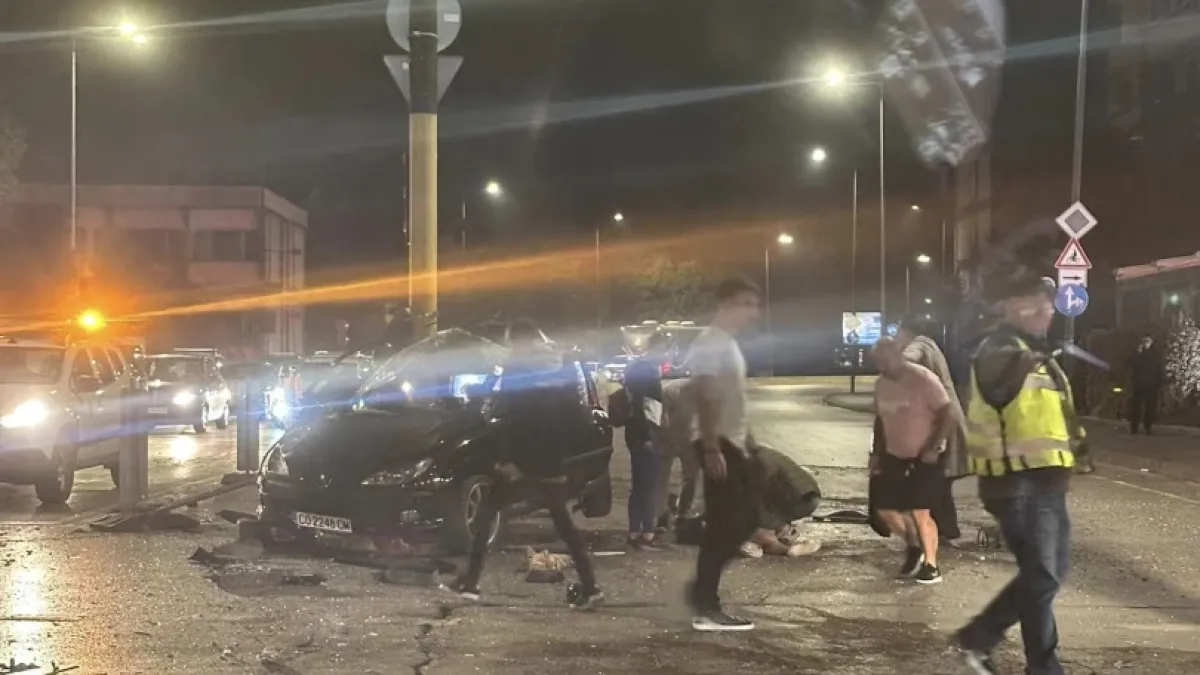 Първо в БЛИЦ! Зверско меле в сърцето на София, на платното лежи човек без обувки, а друг... СНИМКИ 18+
