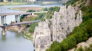 Най-големият язовир във Варненско пресъхва! От водите изплуваха древни... СНИМКИ