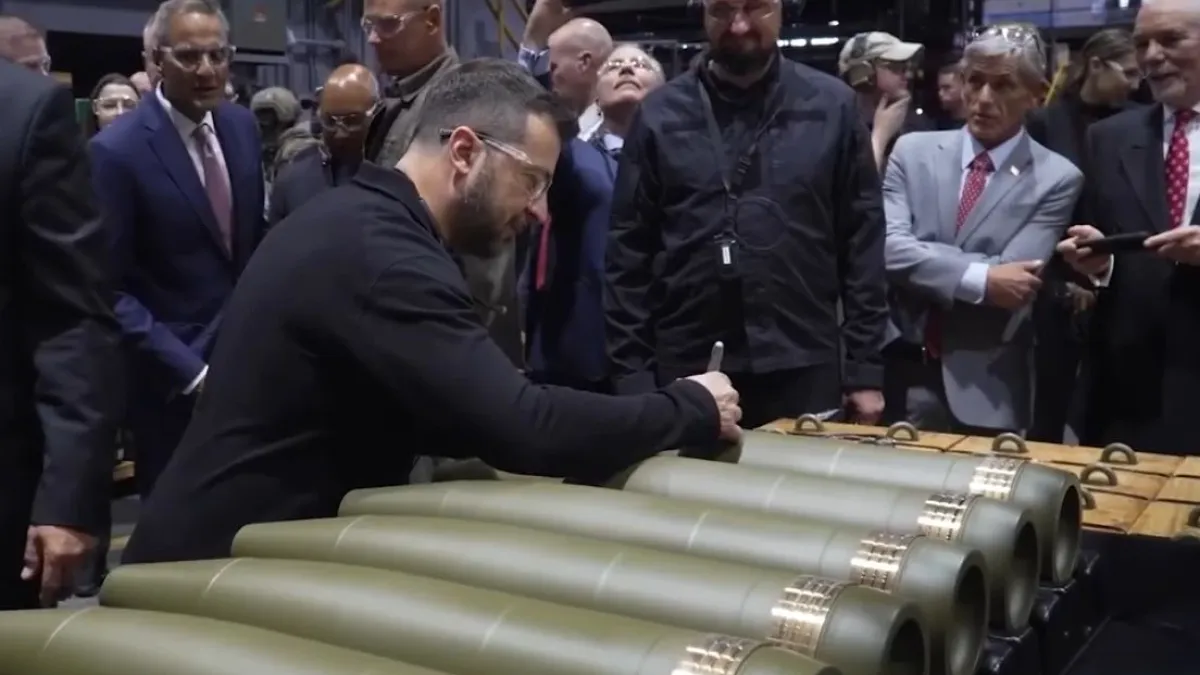 Зеленски посети американски завод, произвеждащ боеприпаси за Украйна ВИДЕО