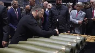 Зеленски посети американски завод, произвеждащ боеприпаси за Украйна ВИДЕО