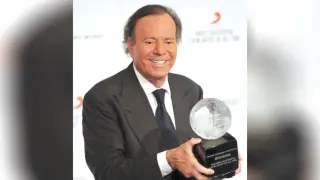 Хулио Иглесиас: Когато светът е в краката ти, се виждат не бръчките, а ореолът