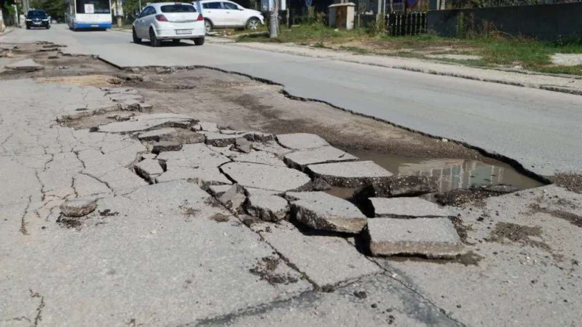 Варна е като след война! Паднали клони и преливащи шахти и... ВИДЕО