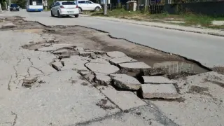 Варна е като след война! Паднали клони и преливащи шахти и... ВИДЕО