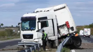 Извънредна ситуация с украински тир, пълен с водка, на АМ "Марица" СНИМКИ