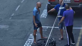 Двама примати се млатиха яката посред бял ден в Поморие ВИДЕО