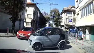 Кола без шофьор предизвика паника оживено кръстовище във Враца ВИДЕО