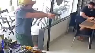 Бандит реши да обере ресторант, но ето какво му се случи ВИДЕО 18+
