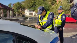Екшън в Димитровград: Дядо удари полицай с колата си в опит да избяга