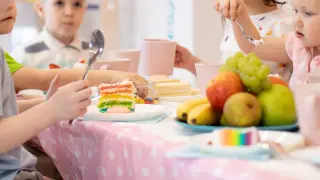 Музика със скандални думи на детски рожден:  К`ъв AI, к`ви пет евро