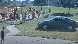10-годишно дете вкара крадена кола на детска площадка ВИДЕО