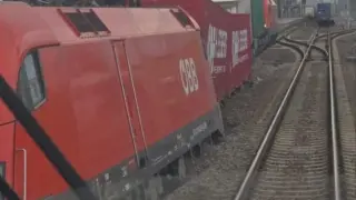 Пореден кошмар с влак у нас, машинистът не спази сигнал и... СНИМКИ