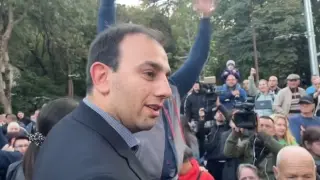 Софиянци в "Княжево" крещят "оставка", "извини се" и "паразит" на кмета, а той се хили и... ВИДЕО